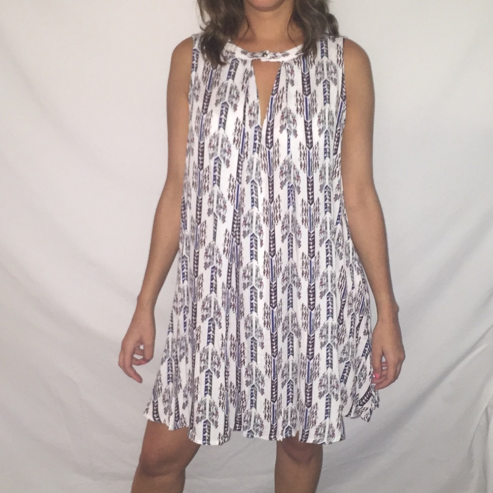 Sleeveless keyhole dress